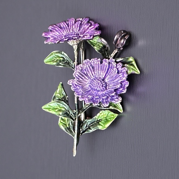 Purple Flower Brooch Pin With Green Leaves Metal Enamel Floral Design Costume Je - Picture 1 of 9